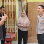 Kapolres Lebak Kunjungi dan Berikan Bantuan kepada Personel Polsek Gunung Kencana Terdampak Musibah