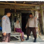 Kanit Binmas Bersama Bhabinkamatibmas Polsek Rangkasbitung Polres Lebak Cek Tembok Rumah Warga Yang Ambruk IMG-20260716-WA0003